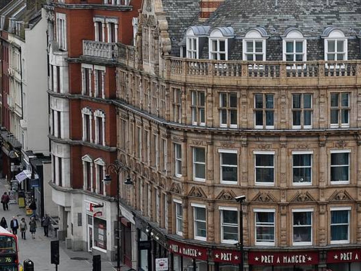 IndoGusto travelers enjoying a London City Tour in front of Big Ben
